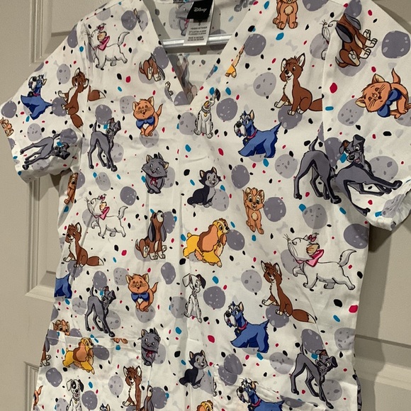 DISNEY Aristocats Scrub Top with front pockets - Picture 4 of 6